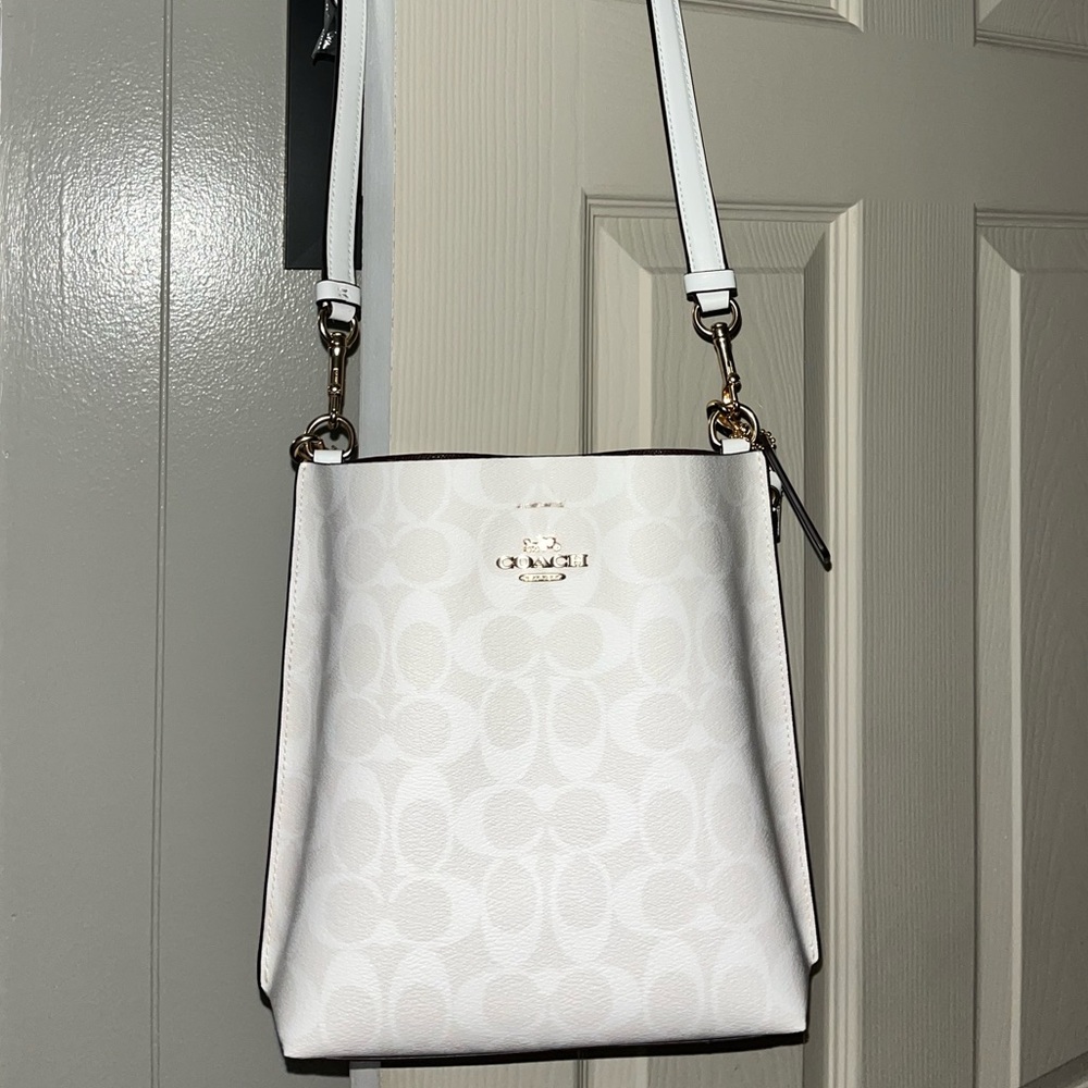Coach Mollie Bucket 22 in Signature Canvas|Gold, Chalk, Glacier White